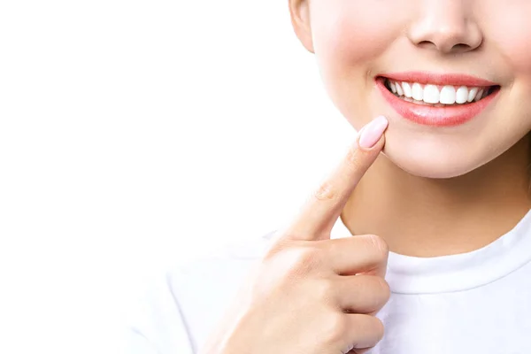 Perfecte gezonde tanden glimlach van een jonge vrouw. Het bleken van tanden. Tandheelkundige kliniek patiënt. Afbeelding symboliseert mondverzorging tandheelkunde, stomatologie. Isolaat en wit achteraan. — Stockfoto