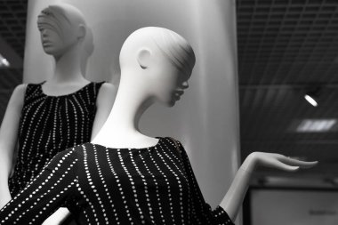 Siyahlar içinde şık bir kadın manken.