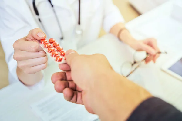 Voorschrift van een arts voor de behandeling van ziekten. De dokter geeft blauwe pillen. farmacologisch concept — Stockfoto