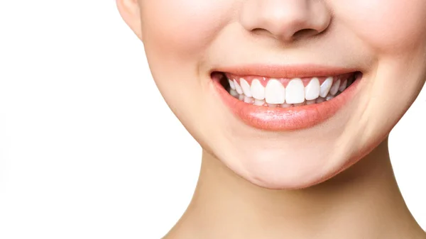 Stomatologie concept. Gedeeltelijk portret van een meisje met witte tanden die glimlacht. Close-up van een jonge vrouw bij de tandarts, studio, binnen. geïsoleerd op witte achtergrond. — Stockfoto