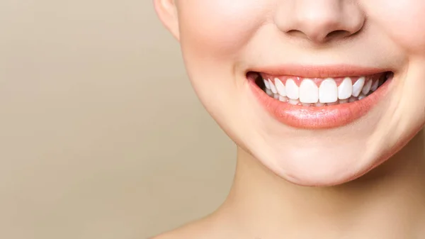 Sonrisa de dientes sanos perfectos de una mujer joven. Blanqueamiento dental. Paciente de la clínica dental. La imagen simboliza el cuidado bucal odontología, estomatología. Imagen de odontología . — Foto de Stock