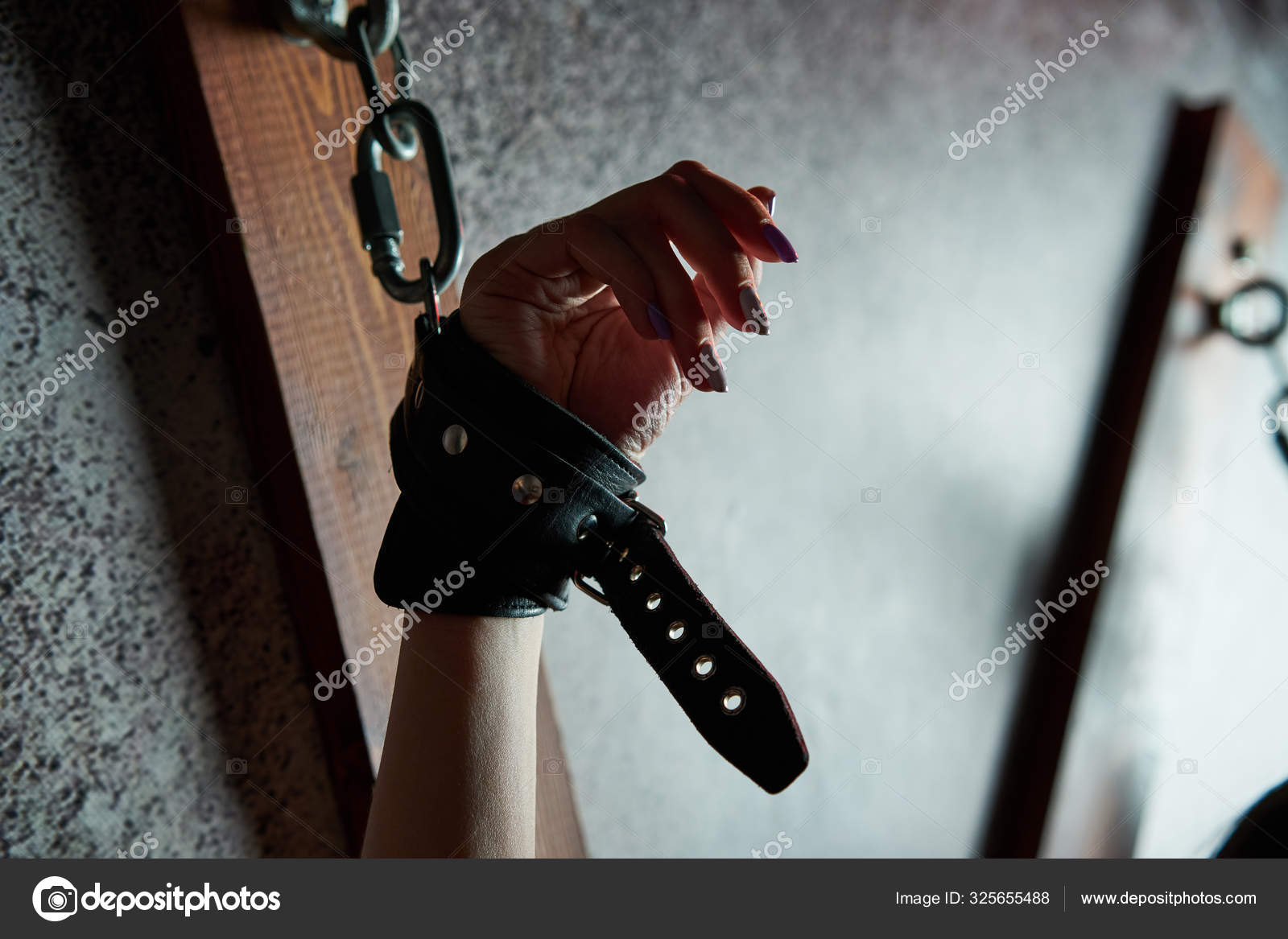 Связанная рабыня. Сексуальная женщина в наручниках. Игры для взрослых в номере BDSM . стоковое фото ©arribalko 325655488