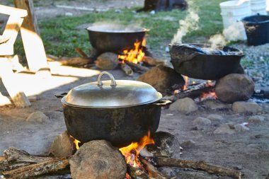 Açık ateşte geleneksel kırsal yemek pişirme. Dominik Cumhuriyeti 'nde