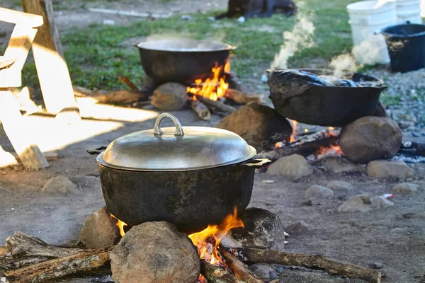 Traditional rustic cooking on an open fire. in the Dominican Republic — Stock Photo, Image