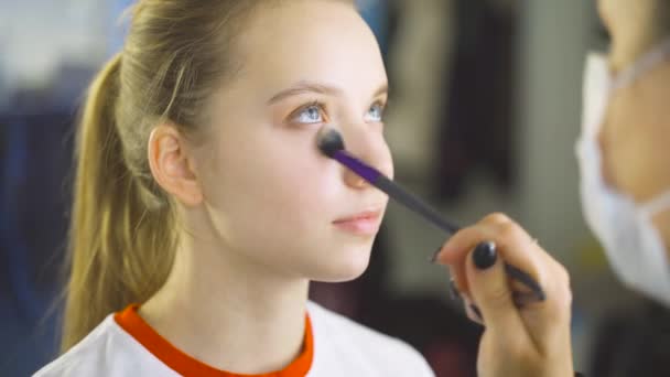 Makeupartist på jobbet. Ögonmakeup. Makeup artist tillämpar makeup på framsidan av modellen — Stockvideo