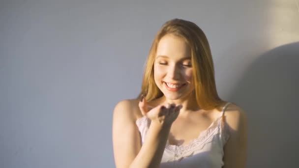 Vonzó európai fiatal nő, aki légcsókot küld a kamerába. Aranyos trendi lányok portré. — Stock videók
