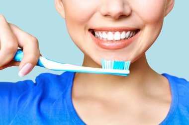 Güzel gülümseme sağlıklı beyaz dişler. Ağız temizliği kavramı. Stomatoloji için promosyon imajı, diş sağlığı kliniği