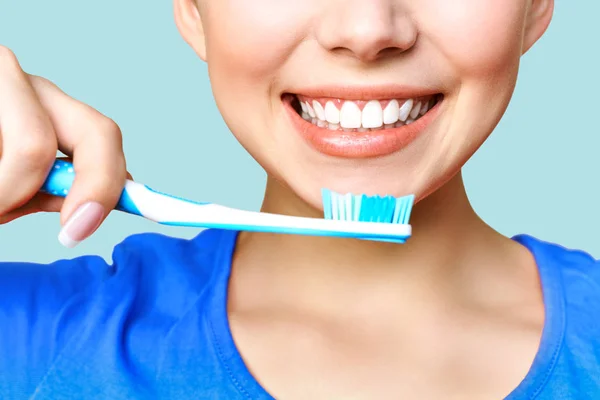Mooie glimlach gezonde witte tanden. Het concept van mondhygiëne. Promotiefoto voor een stomatologie, tandheelkundige kliniek — Stockfoto