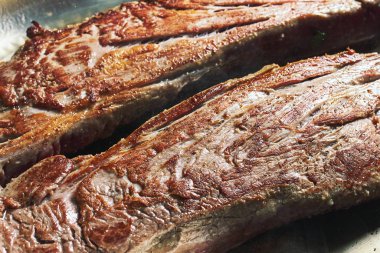 Lokantada biftek pişirmek. Biftek ve şef. Yakın plan et parçası.