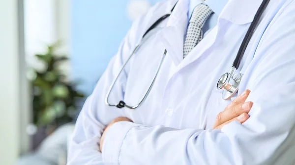 Médico o médico en uniforme de bata blanca con estetoscopio en el hospital o clínica —  Fotos de Stock