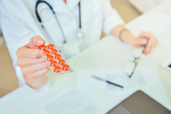 Bij de receptie en de dokter. De arts heeft medicatie voorgeschreven en levert het geneesmiddel aan de patiënt van de kliniek. farmacologie en gezondheidszorgconcept. — Stockfoto