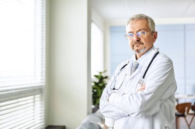Tıbbi doktor veya hastane veya klinik stetoskop ile beyaz elbise Tekdüzen doktor