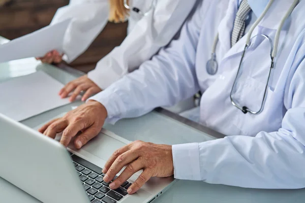 El equipo médico está discutiendo la conferencia para examinar el diagnóstico de su informe médico del paciente en la sala de examen juntos. Médicos Médicos Trabajo en equipo y Medicina Concepto de Salud —  Fotos de Stock