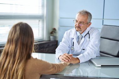 Genç bir kadın doktor randevusundaki olumsuz teşhisi duyunca ağlar.