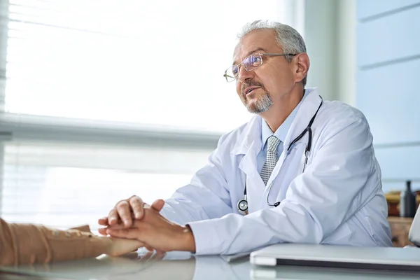 Doctor and patient are discussing something, just hands at the table — Stock Photo, Image