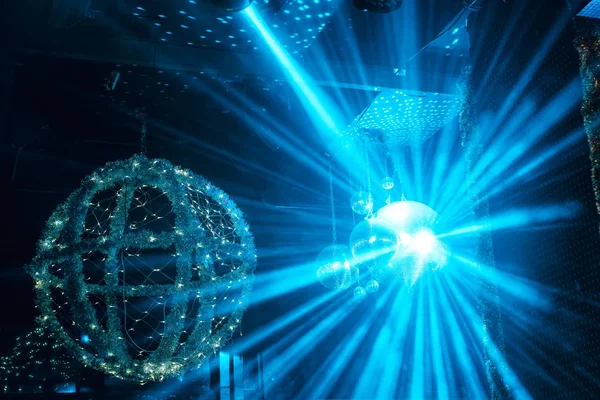 Abstracte achtergrond van een nachtclub. feestverlichting discobal — Stockfoto