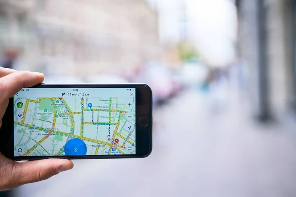 Caminar por la ciudad con un navegador GPS en su teléfono, una forma rápida de encontrar la dirección que necesita. San Petersburgo 07.2019 . — Foto de Stock