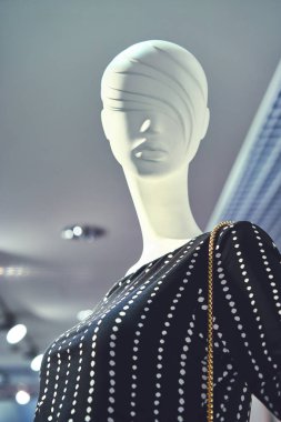 Çantalı bir mankenin üzerinde kadın kıyafetleri. Alışveriş tasfiye satışının konseptleri. Büyük indirimler.