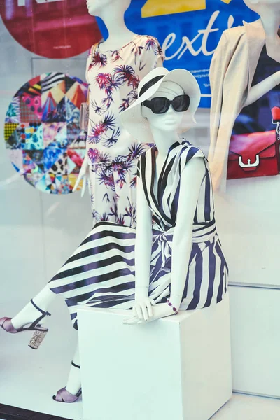 Boutique window with dressed mannequins — Stock Photo, Image