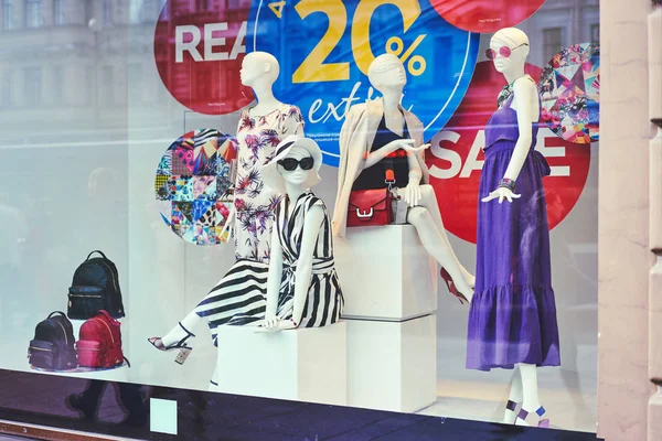 Boutique ventana con maniquíes vestidos — Foto de Stock