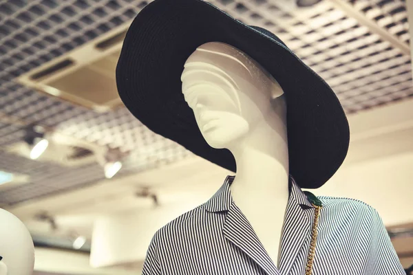 Foto roupas femininas em um manequim com saco. Conceitos de venda de apuramento de compras. Grandes descontos — Fotografia de Stock