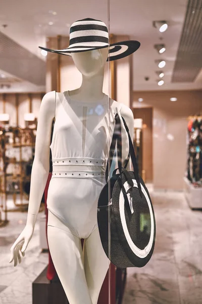 Ropa de playa de moda para mujer en un maniquí con una bolsa. Conceptos de venta. Grandes descuentos — Foto de Stock