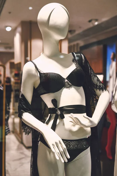 Ropa de playa de moda para mujer en un maniquí con una bolsa. Conceptos de venta. Grandes descuentos — Foto de Stock