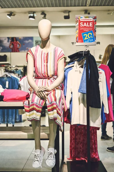 Çantalı bir mankenin üzerinde kadın kıyafetleri. Alışveriş tasfiye satışının konseptleri. Büyük indirimler. — Stok fotoğraf