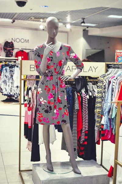 Foto ropa femenina en un maniquí con bolsa. Conceptos de venta de liquidación de compras. Grandes descuentos — Foto de Stock