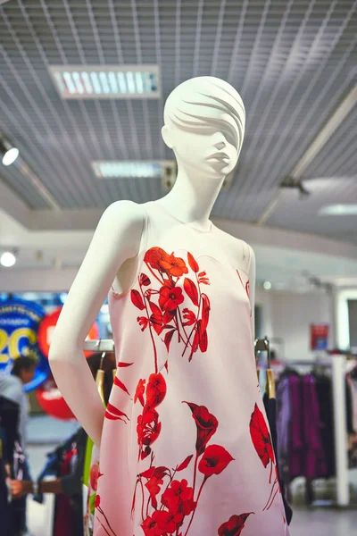 Foto roupas femininas em um manequim com saco. Conceitos de venda de apuramento de compras. Grandes descontos — Fotografia de Stock