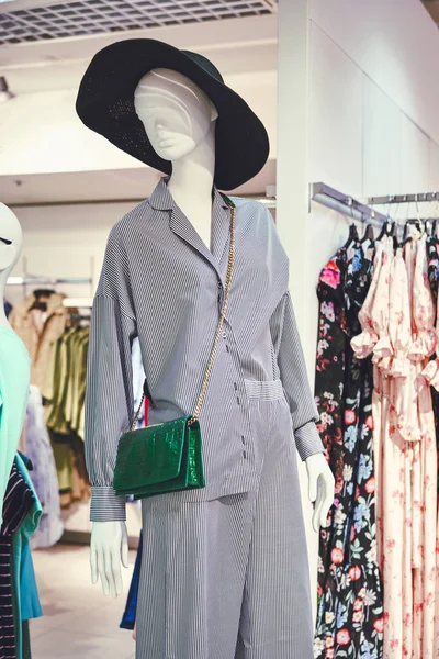 Çantalı bir mankenin üzerinde kadın kıyafetleri. Alışveriş tasfiye satışının konseptleri. Büyük indirimler. — Stok fotoğraf