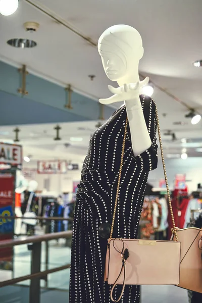 Foto roupas femininas em um manequim com saco. Conceitos de venda de apuramento de compras. Grandes descontos — Fotografia de Stock