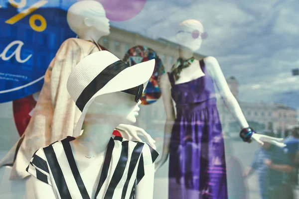 Boutique window with dressed mannequins — Stock Photo, Image