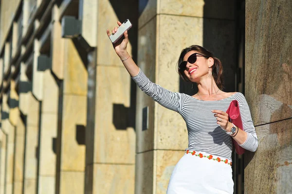Telefonlu mutlu kız selfie çekiyor. — Stok fotoğraf