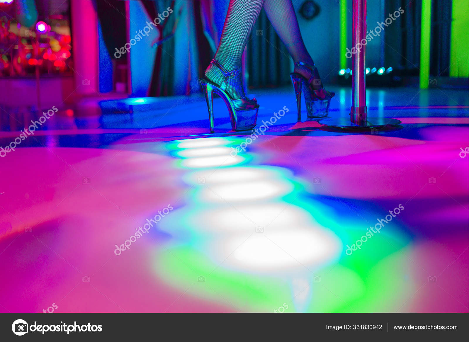 Sexy piernas femeninas en strippers contra el fondo de un club de