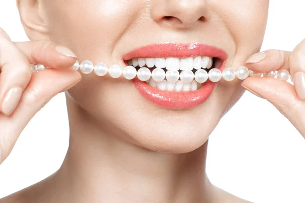 Krásné ženské zuby úsměv a perlový náhrdelník, Zubní zdravotní koncepce Bělení zubů. Pacient na zubní klinice. Obrázek symbolizuje ústní péči, stomatologii. Izolovat bílé pozadí. — Stock fotografie
