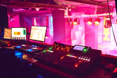 DJ bir gece kulübünde, müzik kulübü partisinde, konser ekipmanları, bir mikser ve DJ konsolunda çalışıyor. Disko, eğlence, tatil konsepti. Yumuşak odak resmi