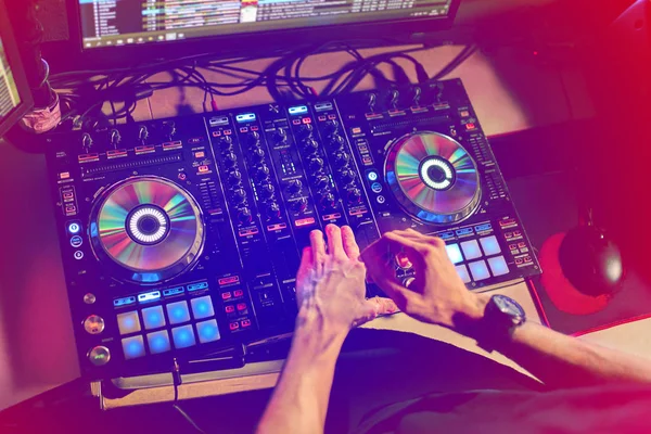 DJ mixen de track in de nachtclub op feestje. in de achtergrond laser light show — Stockfoto
