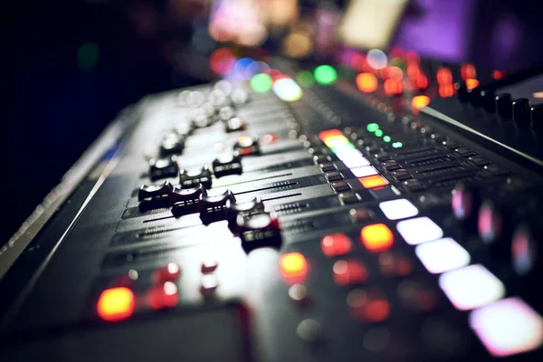 DJ trabaja en un club nocturno, fiesta en un club de música, equipo de conciertos, una batidora y una consola de DJ. El concepto de discoteca, entretenimiento, vacaciones. Imagen de enfoque suave — Foto de Stock