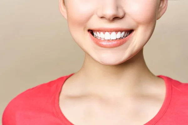 Dentes saudáveis perfeitos sorriso de uma jovem mulher. Clareamento dos dentes. Paciente da clínica dentária. Imagem simboliza odontologia cuidados orais, estomatologia. Imagem da Odontologia . — Fotografia de Stock
