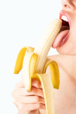 Muz yiyen seksi bir kadının yakın çekimi..