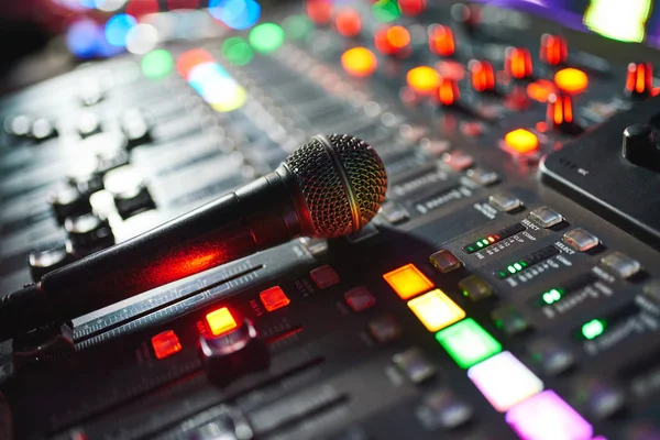 DJ trabaja en un club nocturno, fiesta en un club de música, equipo de conciertos, una batidora y una consola de DJ. El concepto de discoteca, entretenimiento, vacaciones. Imagen de enfoque suave — Foto de Stock