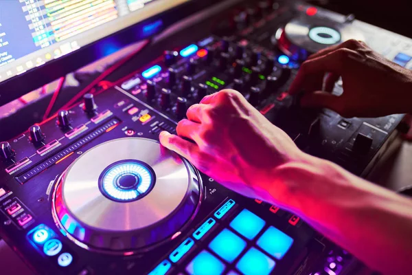 DJ mischt den Track im Nachtclub auf einer Party — Stockfoto