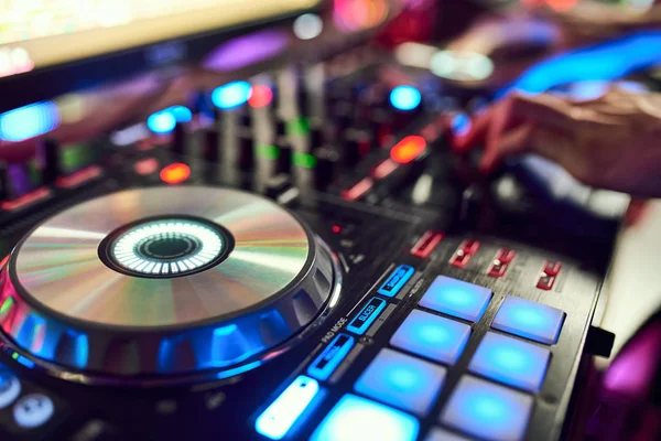 DJ mischt den Track im Nachtclub bei der Party auf. im Hintergrund Laserlichtshow — Stockfoto