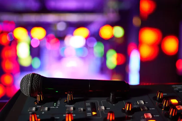 DJ trabaja en un club nocturno, fiesta en un club de música, equipo de conciertos, una batidora y una consola de DJ. El concepto de discoteca, entretenimiento, vacaciones. Imagen de enfoque suave — Foto de Stock