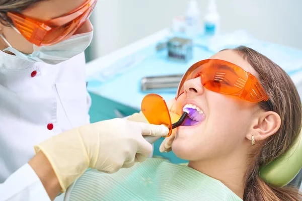 Närbild tandv? rd förfarande i tandv? rd kontor. Tandvård, friska tänder, medicin och sjukvård koncept — Stockfoto