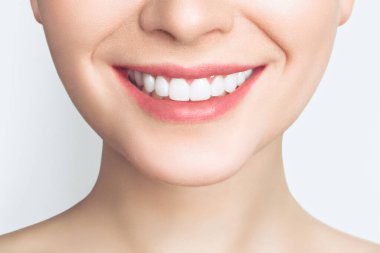 Genç bir kadının mükemmel sağlıklı dişli gülümsemesi. Diş beyazlatma. Diş sağlığı kliniği hastası. Resim oral bakım dişçiliği ve stomatolojiyi sembolize ediyor. Dişçilik kalıbı.