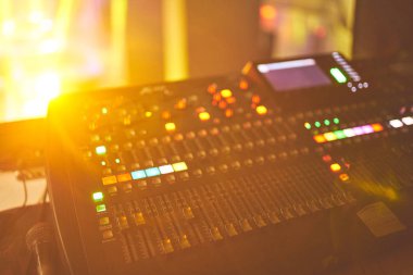 DJ bir gece kulübünde, müzik kulübü partisinde, konser ekipmanları, bir mikser ve DJ konsolunda çalışıyor. Disko, eğlence, tatil konsepti. Yumuşak odak resmi