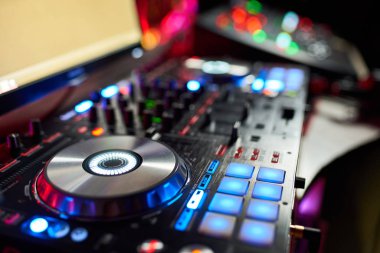 DJ gece kulübünde bir parça karışımları