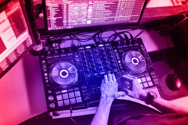 DJ mixen de track in de nachtclub op een feestje — Stockfoto